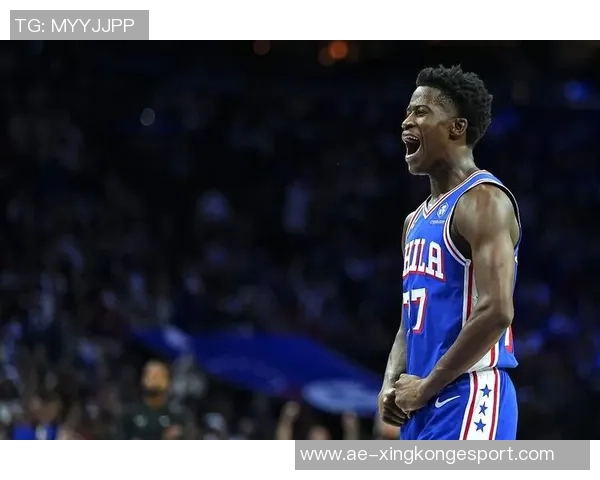 球队新星埃奇库姆首秀狂砍34分恩比德马克西等人欢庆泼水庆祝 球队新星埃奇库姆首秀狂砍34分恩比德马克西等人欢庆泼水庆祝