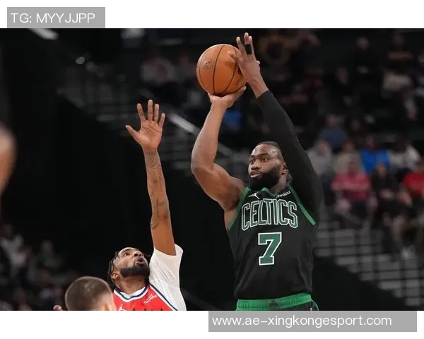 杰伦布朗半场表现惊艳10投8中三分命中率高达80砍下22分引领球队奋勇争先