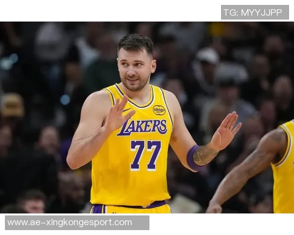 湖人缺少詹姆斯状态低迷半场落后马刺5分东契奇表现出色贡献22分 湖人缺少詹姆斯状态低迷半场落后马刺5分东契奇表现出色贡献22分