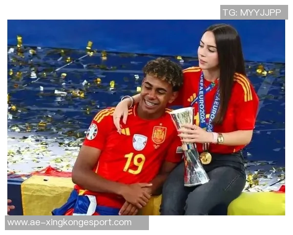 前女友与亚马尔分手后被拍到与知名博主共度派对时光