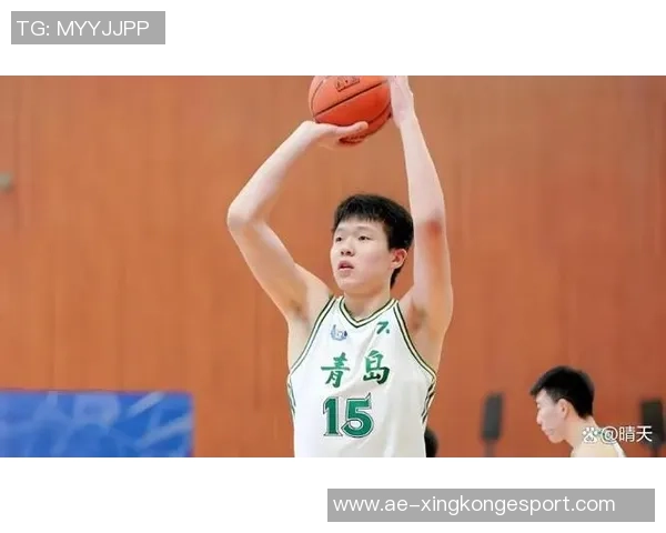 杨瀚森背粉色小书包启程湾区NBA首秀即将开启
