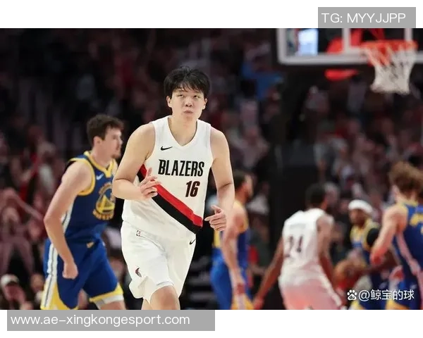 比卢普斯称赞杨瀚森篮板表现强调球队需加强篮下防守力度