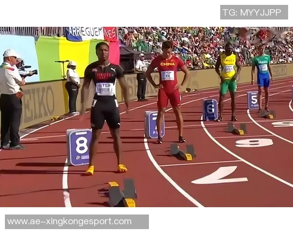 皮尔斯夜店偷瞄性感美女的紧张瞬间只需半秒钟的转头反应